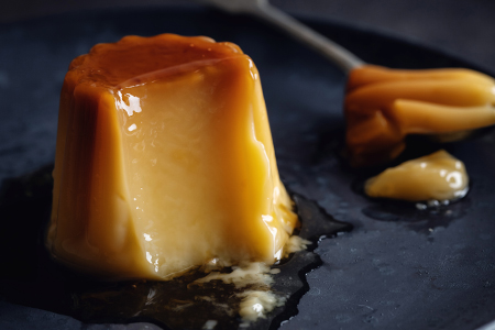 Free photo spanish dessert flan with sauce served on plate. closeup